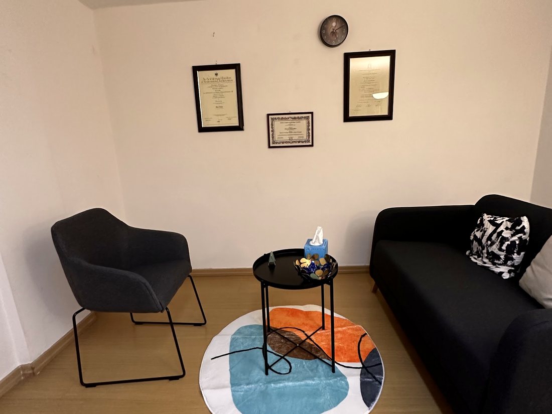 Lo studio di Mara Diana ad Aversa: poltrone, divano e uno spazio accogliente